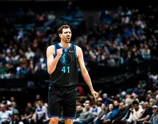 关于球队核心球员诺维茨基空降现场给予支持的信息 关于球队核心球员诺维茨基空降现场给予支持的信息