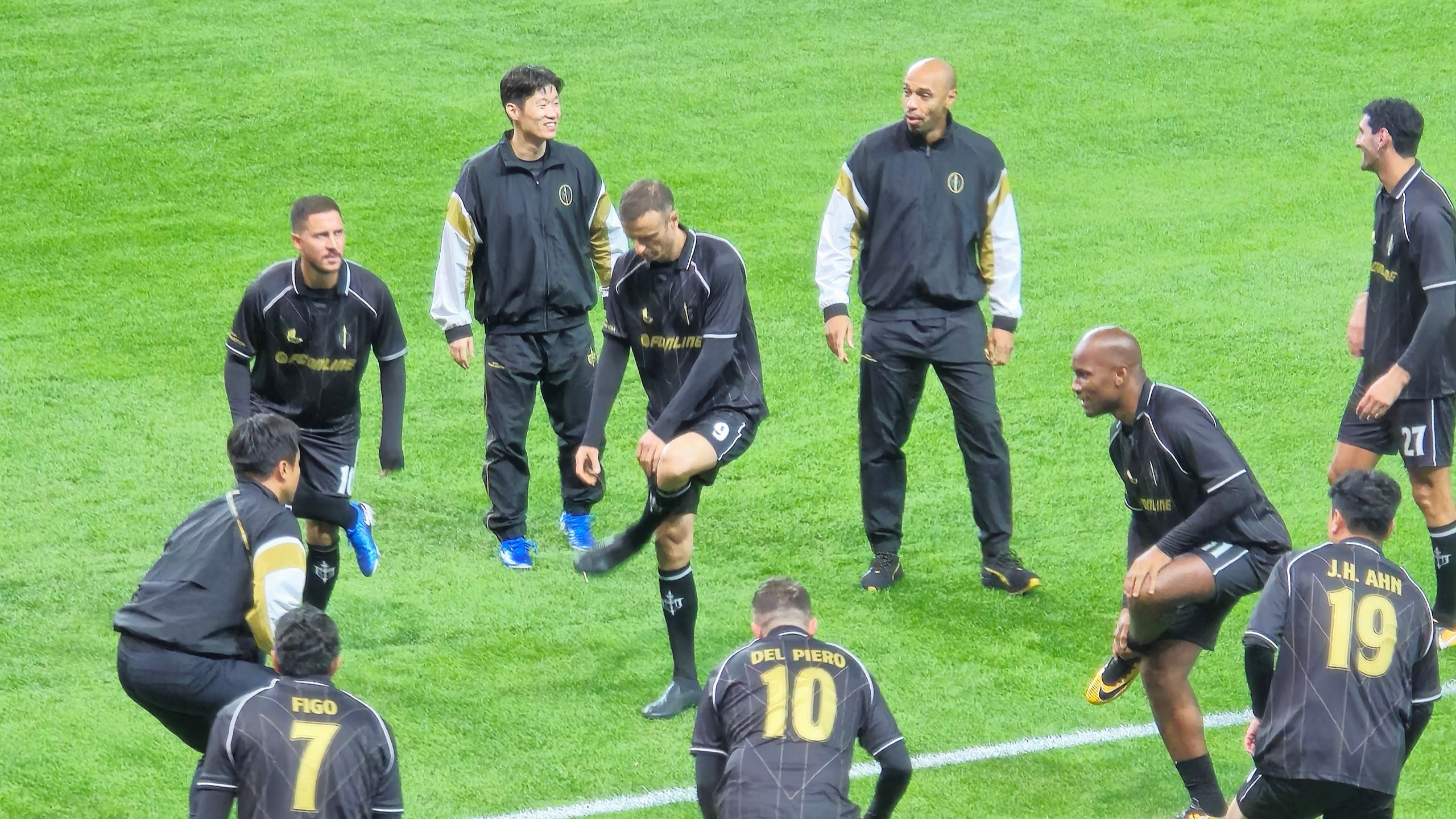 足球赛场上的技术较量，谁将成为场上最闪耀的明星？(足球最厉害的明星)